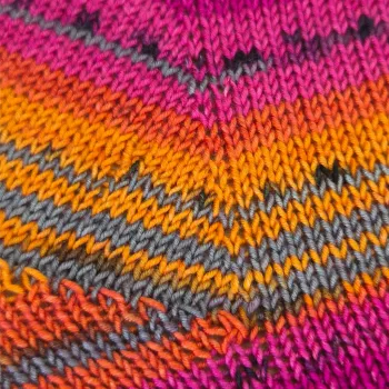 Preview: Nahaufnahme der handgestrickten Socken ohne tierische Fasern