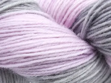 Preview: Handgefärbter Strang Trekking-Sockengarn flieder-grau