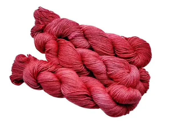 Understatement in Beere — handgefärbtes Unikat aus 30% extrafeiner Merino, 30% Seide & 40% Tencel®