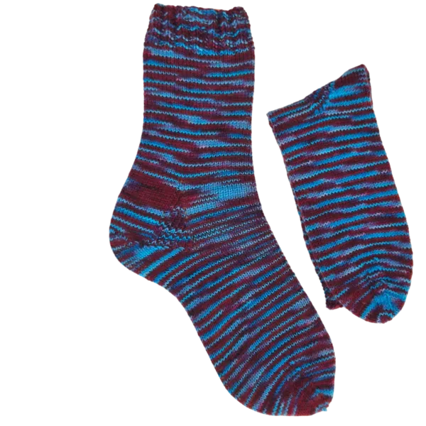 Handgestrickte Socken "Gletscherfeuer" aus handgefärbter Wolle