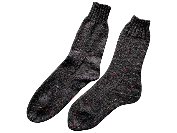 Schwarz mit bunten kleinen Einschlüssen