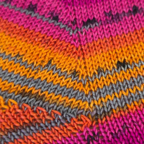 Nahaufnahme der handgestrickten Socken ohne tierische Fasern